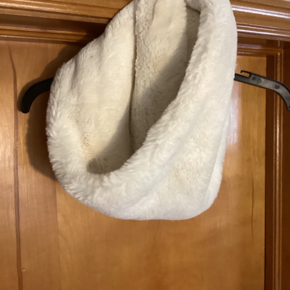 Akira Chicago Red Label Faux Fur White Infinity Scarf - Picture 2 of 3